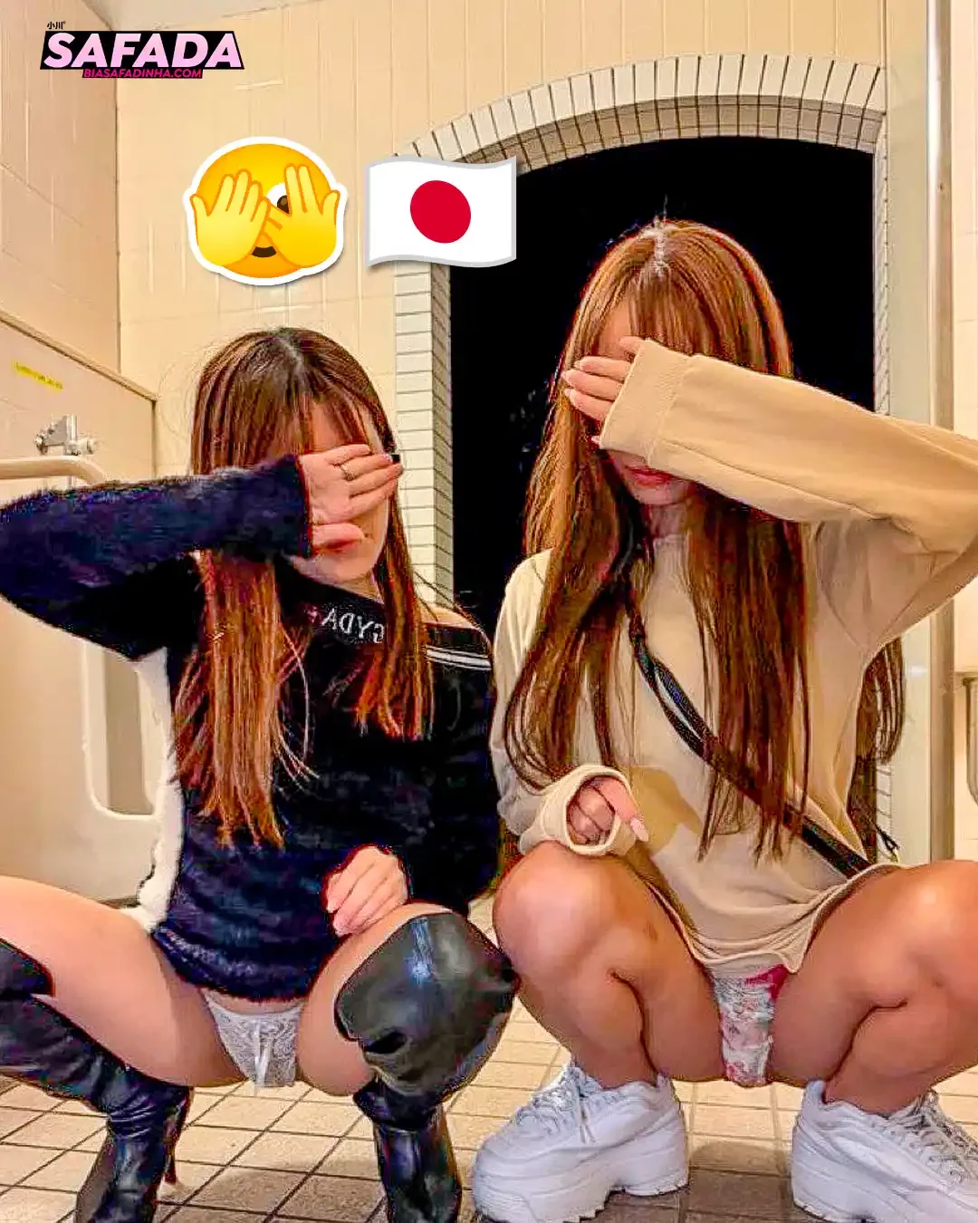 Duas japonesas novinhas de vestido agachadas em público mostrando suas calcinhas e tampando o rosto.